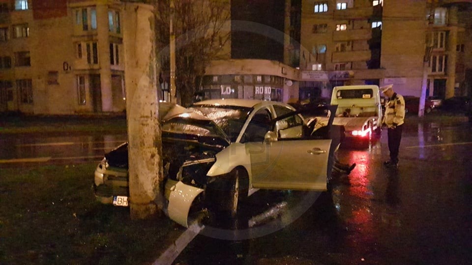 FOTO/VIDEO. Beat criță, a luat curba ... direct în stâlp, în Satu Mare