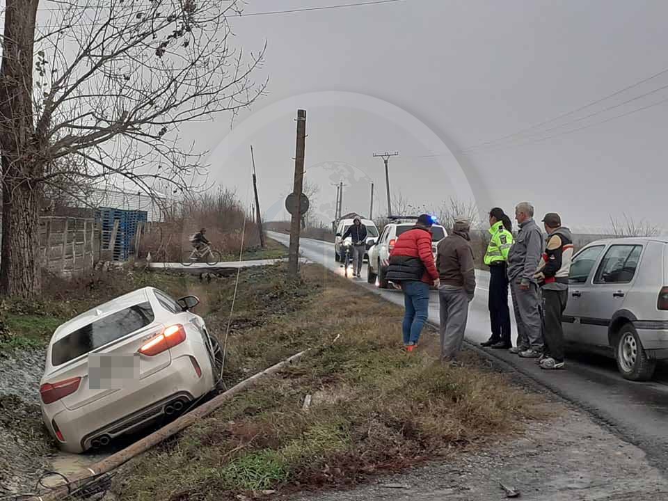 FOTO. Accident pe drumul spre Baia Mare. A ajuns cu bolidul în șant