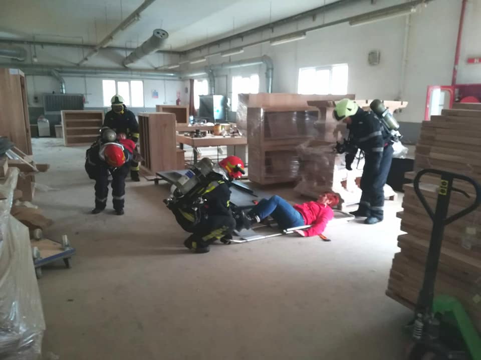 FOTOGALERIE. Incendiu la o fabrică de mobilă, cu prăbușire și victime (exercițiu)