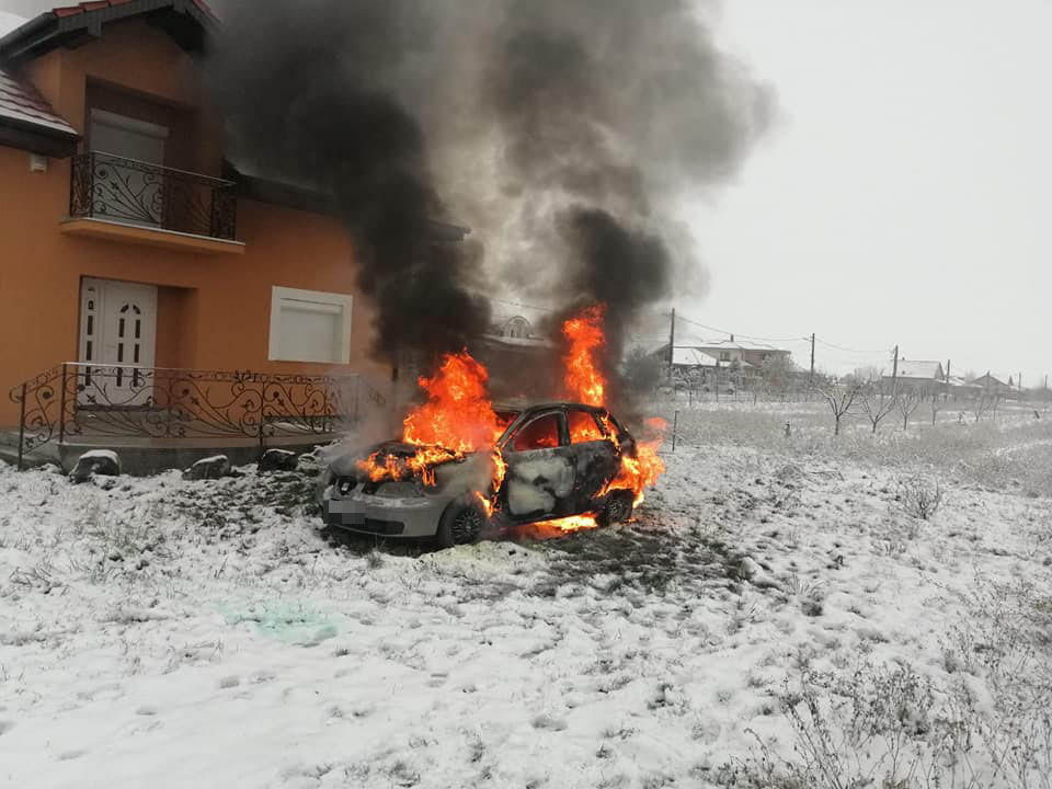 FOTOGALERIE. Mașină făcută scrum în curtea unei case din județul Satu Mare