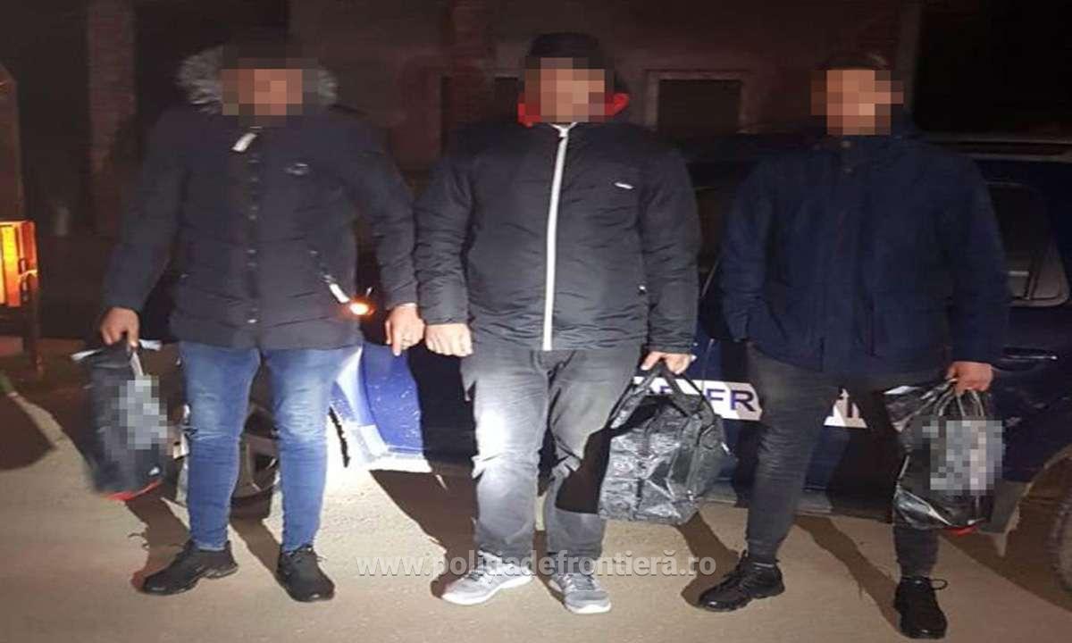 FOTO. Satu Mare, haltă pentru migranți. Au luat-o pe jos spre graniță