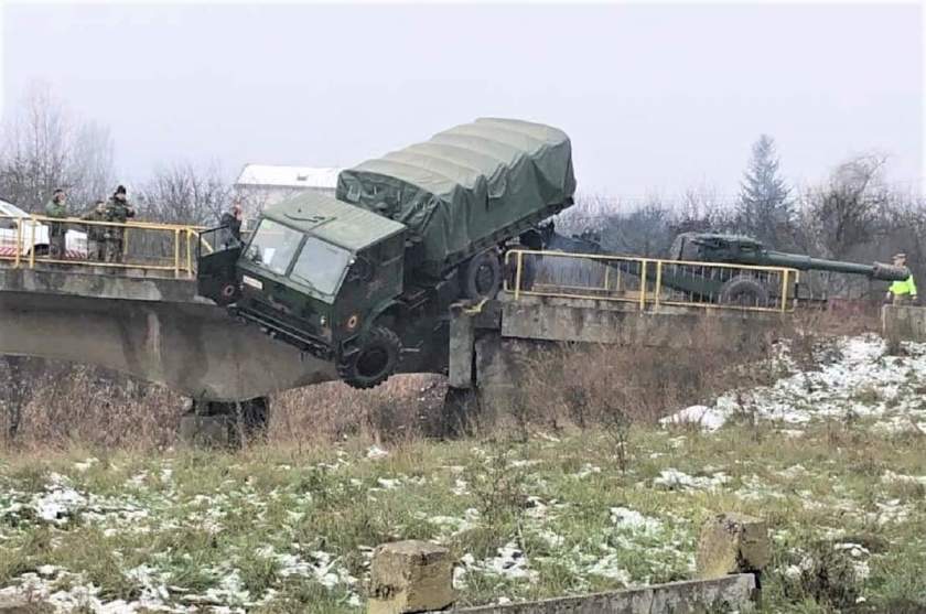 FOTO. Camionul Armatei, cu un tun, la un pas să cadă de pe un pod