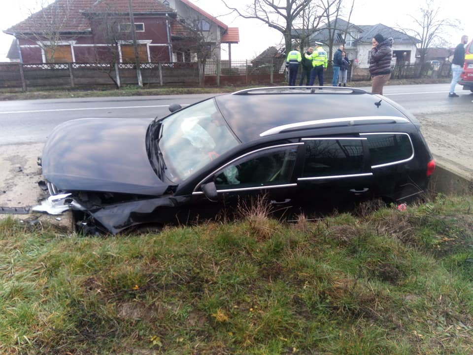 Doi puștani au ”parcat” mașina într-un cap de pod. Apoi au fugit, nici rănile nu i-au oprit