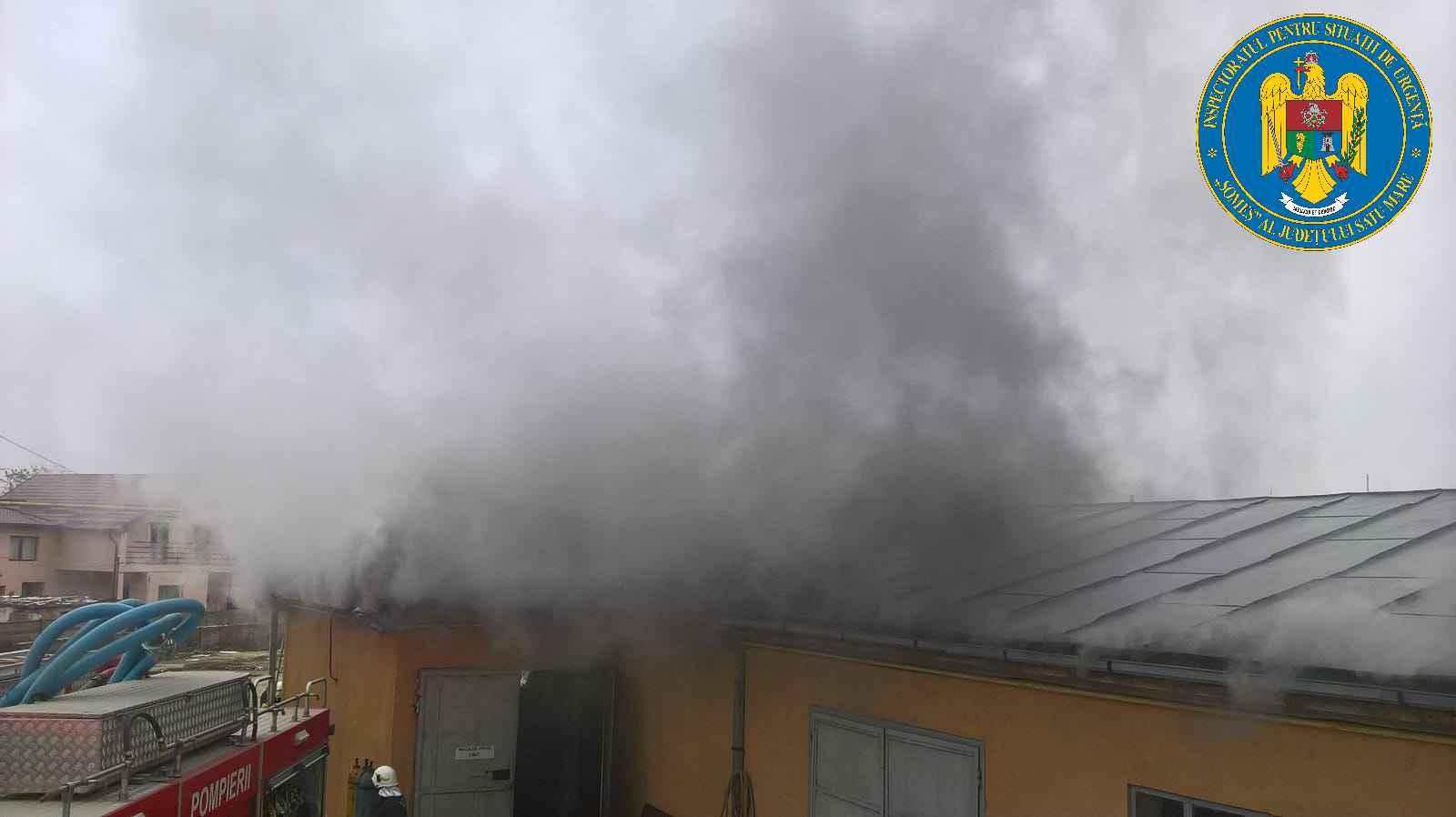 FOTO. Incendiu la o fabrică din Satu Mare. Mobilizare masivă de forțe a pompierilor
