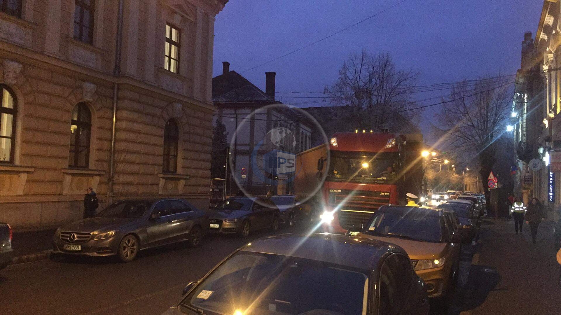 FOTO. GHINION. TIR blocat chiar între Poliție și Tribunal, în centrul Sătmarului