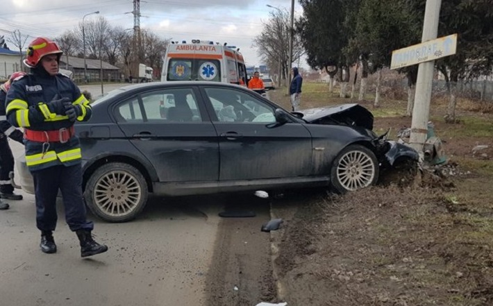 Fără permis, cu Poliția pe urme, puștanul a înfipt BMW-ul în stâlp, la Carei