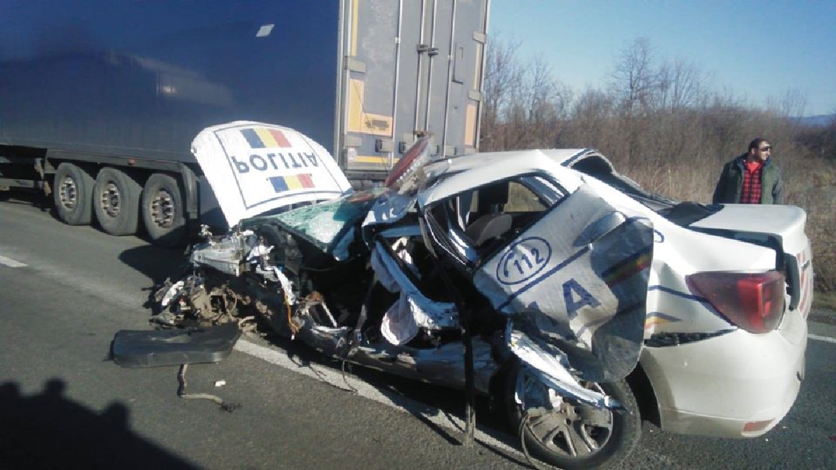 FOTO. Polițist în stare gravă! Mașina de Poliție, distrusă după impactul cu un TIR