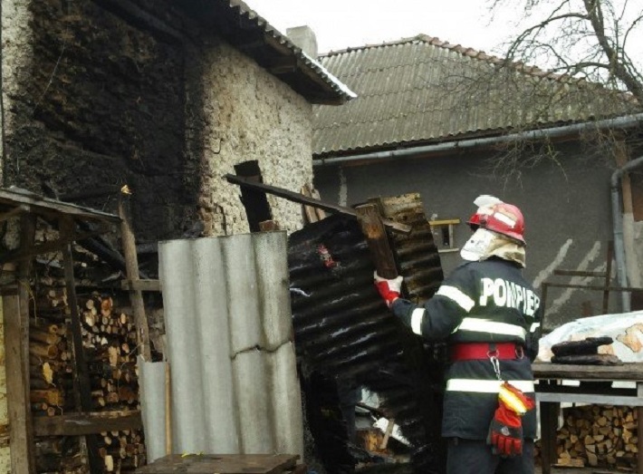 Un sătmărean și-a dat foc pentru a se sinucide! După care s-a aprins și casa!