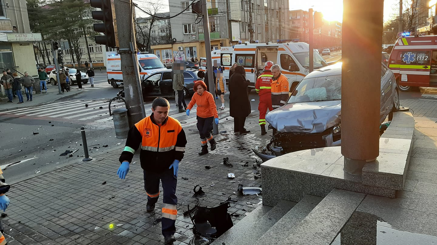 FOTOGALERIE. Doi pietoni spulberați, alte două persoane încarcerate. Accident violent în Baia Mare