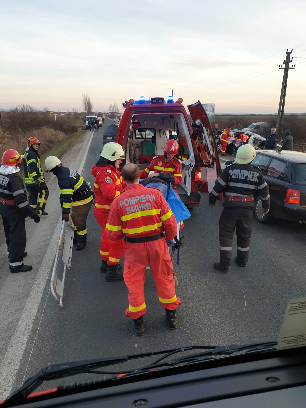 FOTO. PLAN ROȘU activat în județ. Impact între un microbuz și o mașină