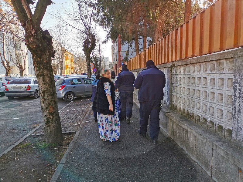 FOTO. Judecătorii au scăpat-o de muncă în folosul comunității pe soția șefului unui clan țigănesc din Satu Mare