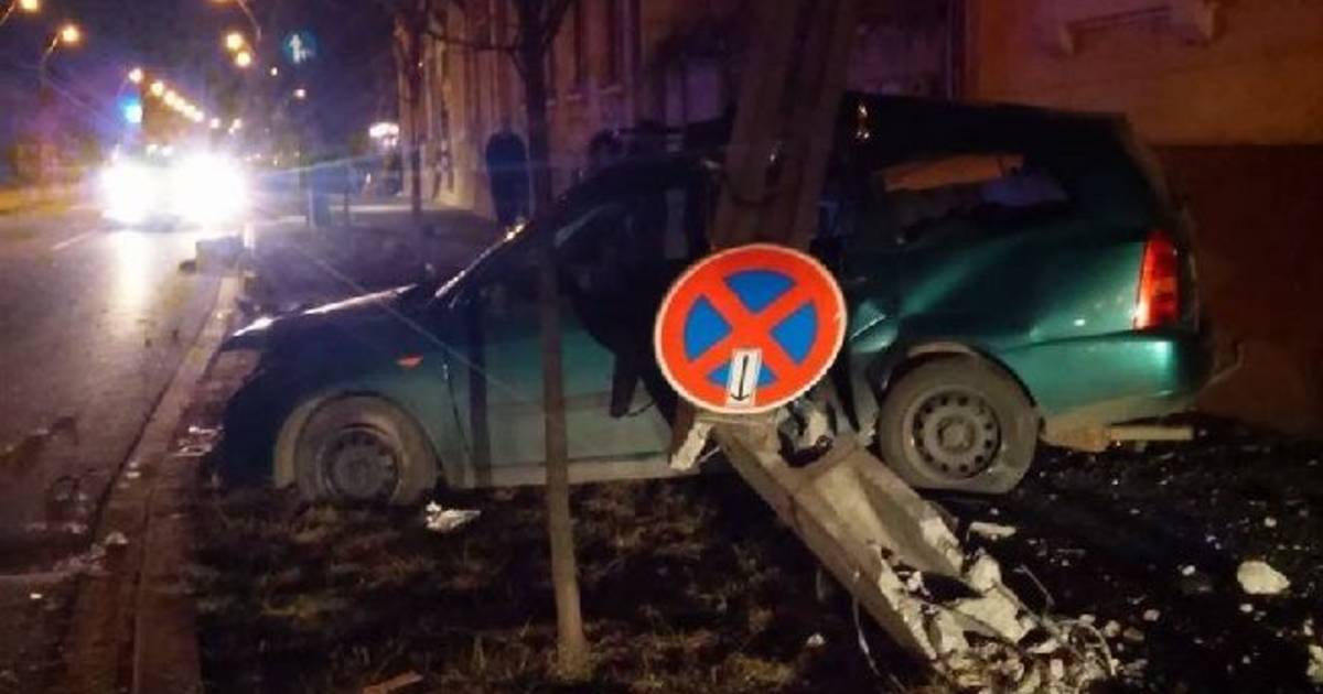 Un sătmărean a spulberat un stâlp cu mașina, apoi a mers în primul bar și a băut mai departe