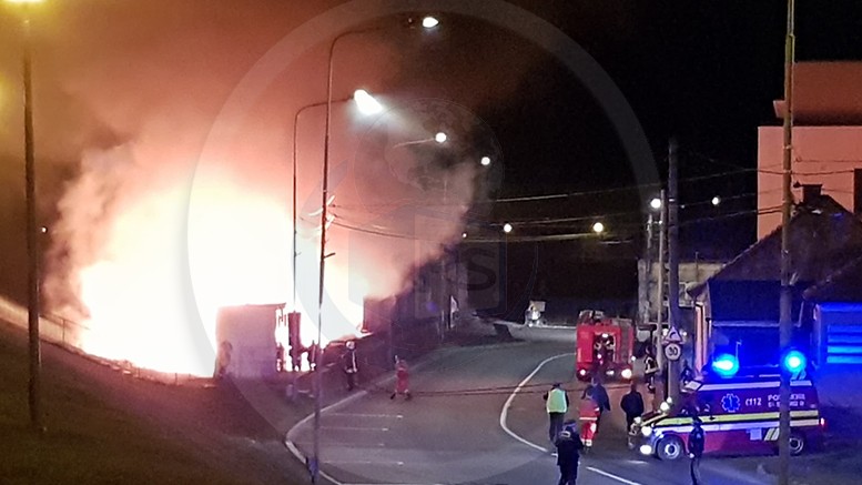 FOTO/VIDEO. Trei persoane, la un pas să fie rănite într-un incendiu, în municipiul Satu Mare