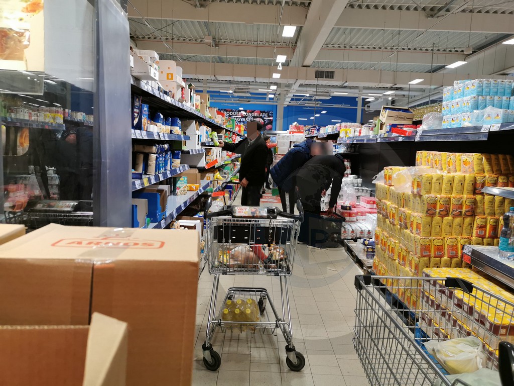 Turism de cumpărături în Satu Mare: ungurii sunt transportați cu autobuze în România pentru shopping