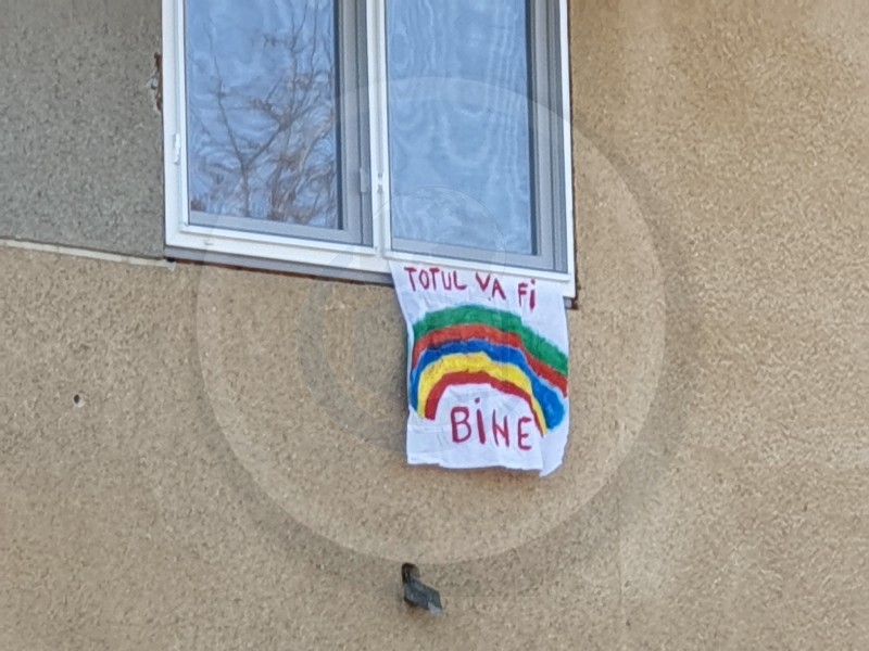 FOTO. Pe un bloc din Satu Mare, mesaj de încurajare, în stil italian: "Totul va fi bine!"