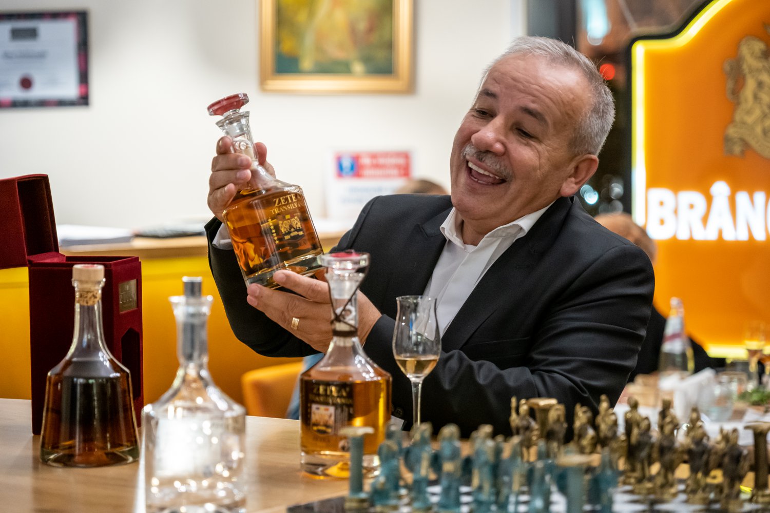 Pălinca Zetea din Satu Mare, cea mai scumpă din lume: 2.200 dolari. Este record mondial!