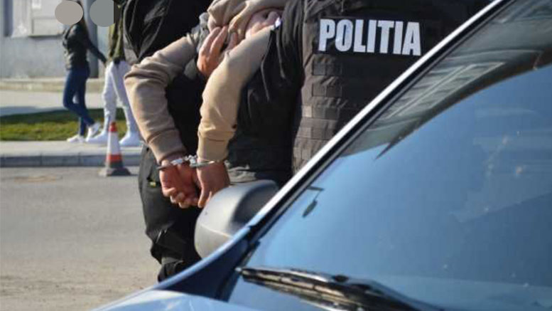FOTO. Doi sătmăreni, reținuți după ce au agresat polițiști și au avariat autospeciala. Ambii au antecedente