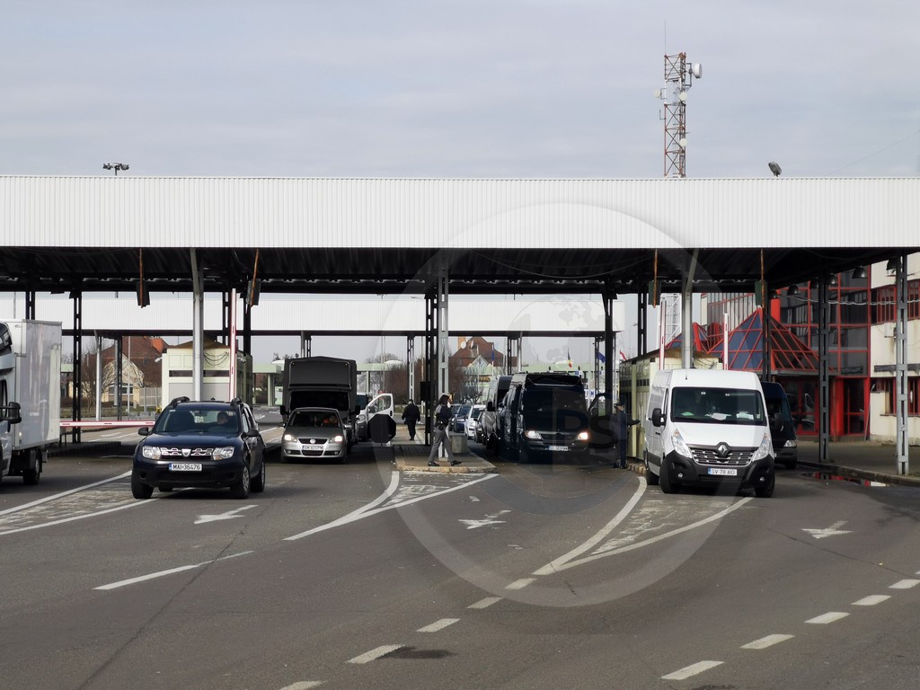 ANCHETĂ. Sute de persoane au ieșit cu teste false COVID prin vămile Petea și Urziceni. Au fentat carantina