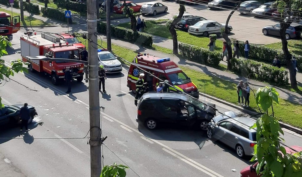 FOTOGALERIE. O șoferiță a produs accidentul în lanț de pe Drumul Careiului. Alte trei femei rănite