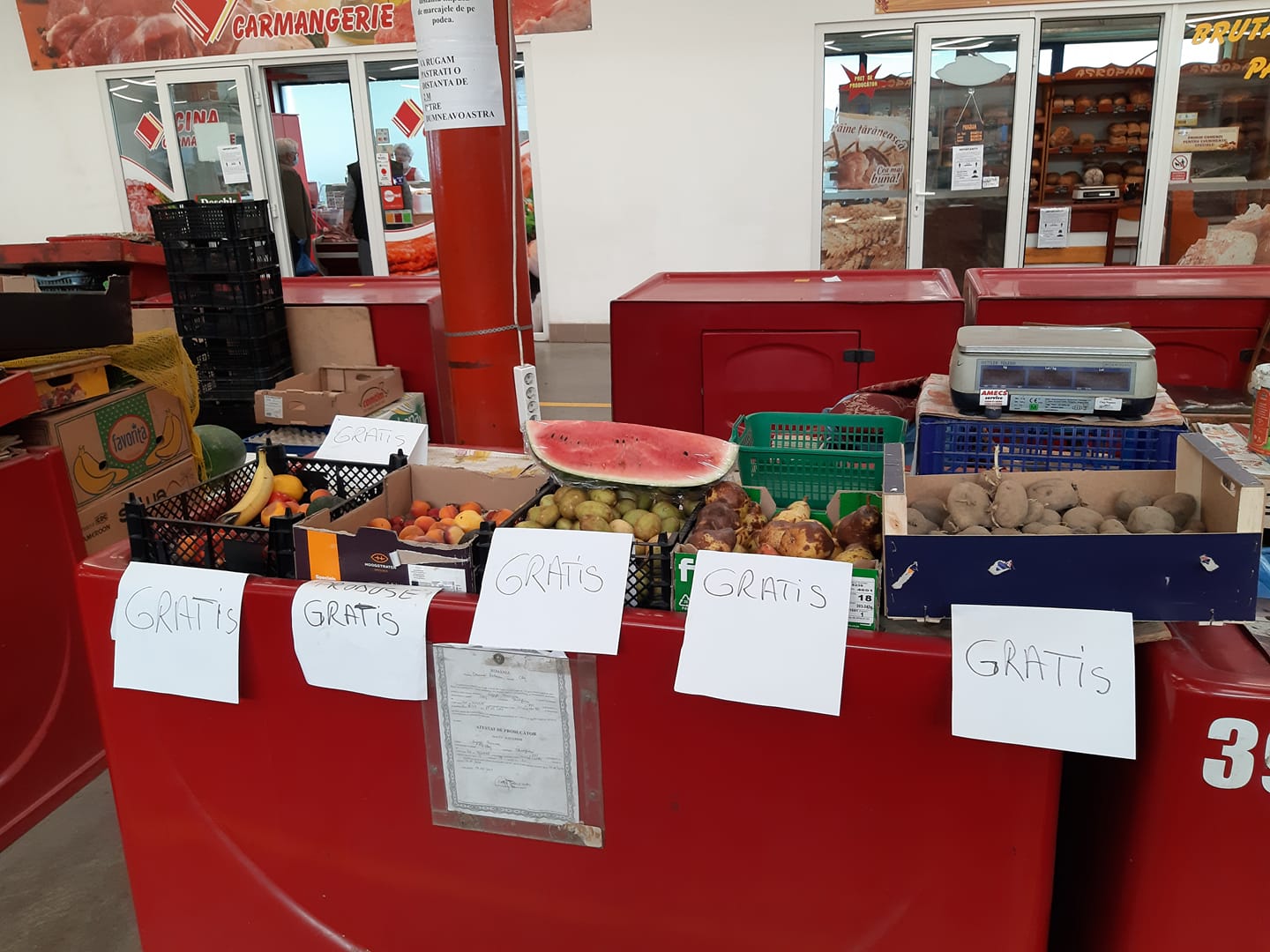 FOTO. Pe când în Satu Mare?! Fructe/legume date gratis nevoiașilor în Piața din Cluj