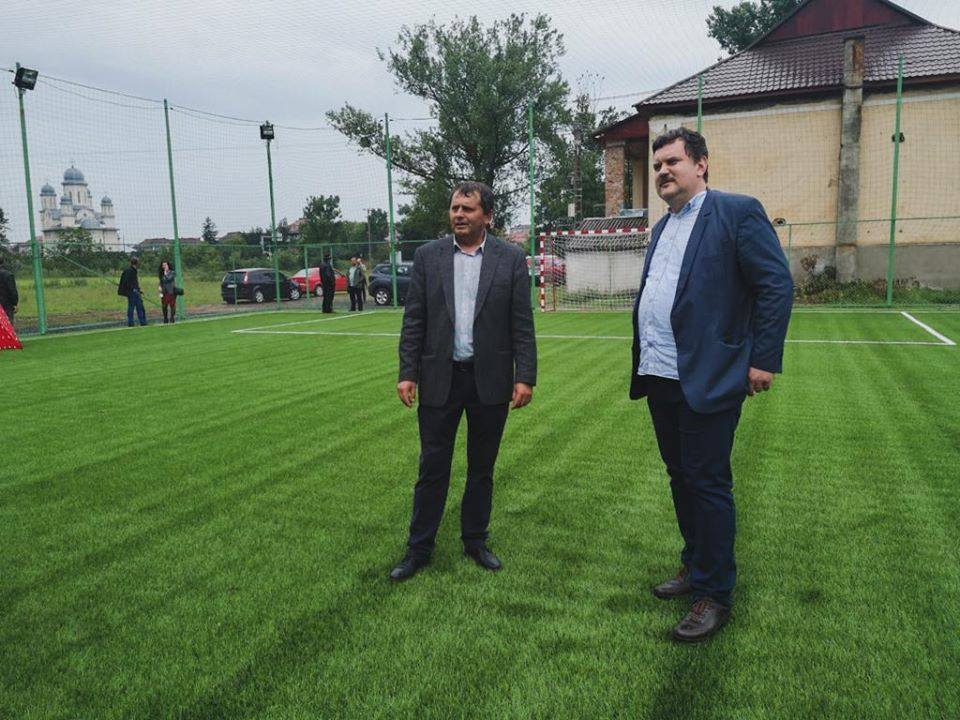 Műfüves focipályát kapott Sárközújlak