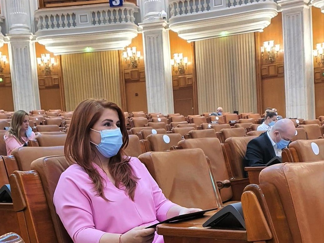 Deputatul Ioana Bran: ”Stimulent de 2000 lei pentru cadrele didactice din prima linie”