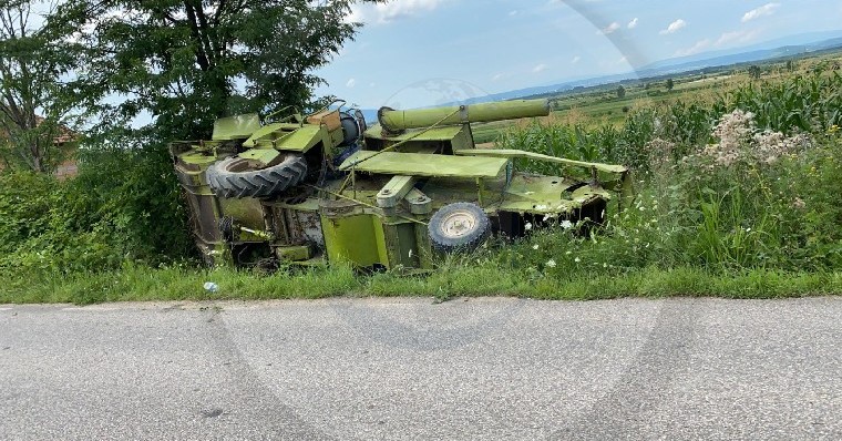 FOTO. Accident cu victim? �n jude?ul Satu Mare. S-a r?sturnat cu combina �n ?an?