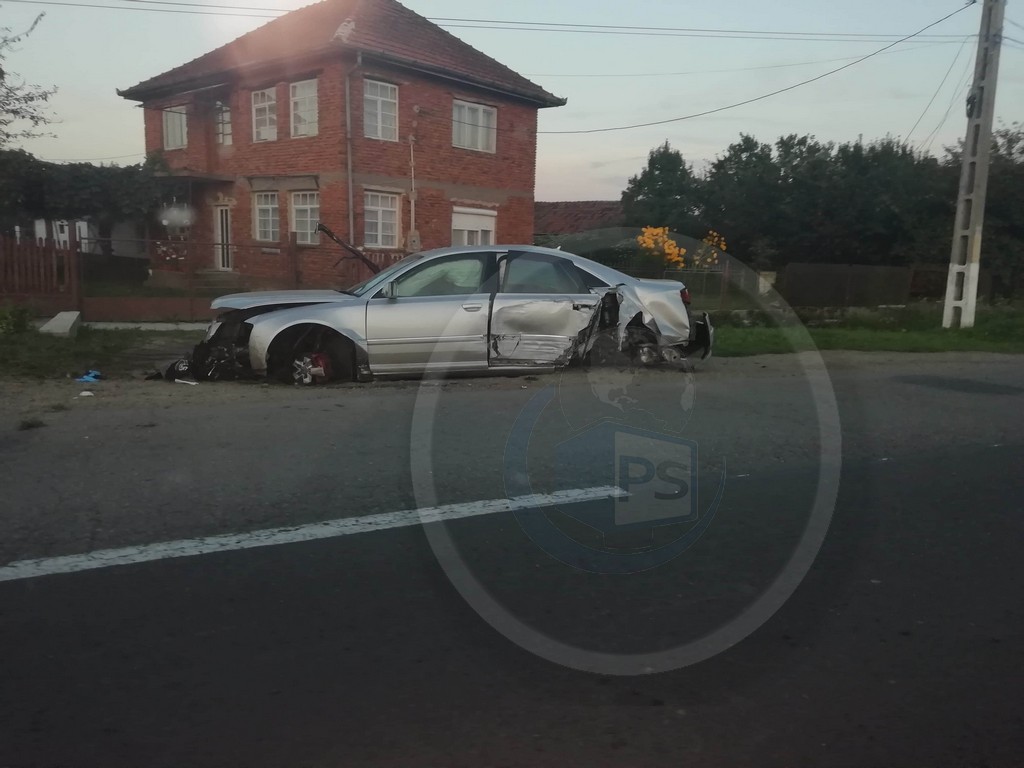 FOTO. Accident la C?r??eu. A intrat cu ma?ina �n doi st�lpi de beton. Ce spun poli?i?tii