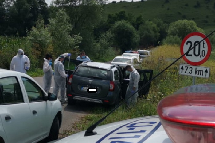 FOTO. Copil (8 ani) găsit înjunghiat în mașină. Tatăl, dispărut fără urmă