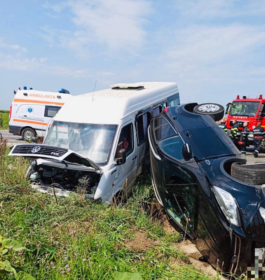 FOTOGALERIE. Plan ro?u �n jude?ul Satu Mare! Accident �ntre microbuz ?i ma?in?