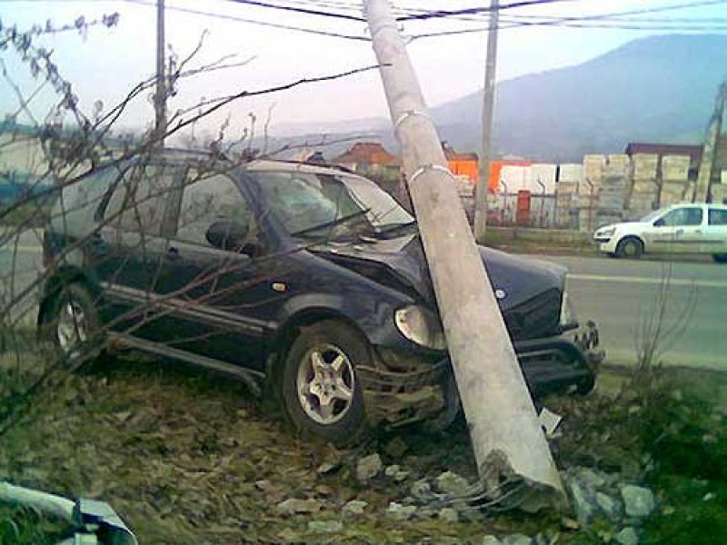 Beat la volan, sătmăreanul a ajuns cu mașina în șanț. S-a oprit într-un stâlp de electricitate