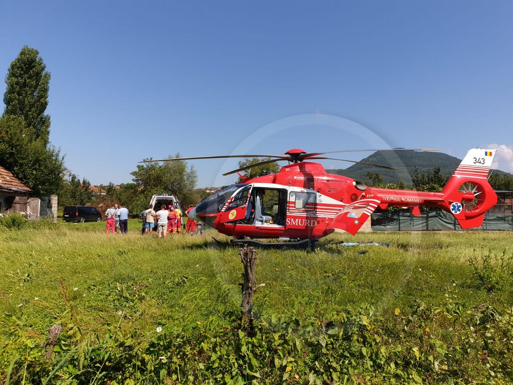 Un tânăr și-a dat foc în ziua de Paște. Preluat în stare gravă cu un elicopter SMURD
