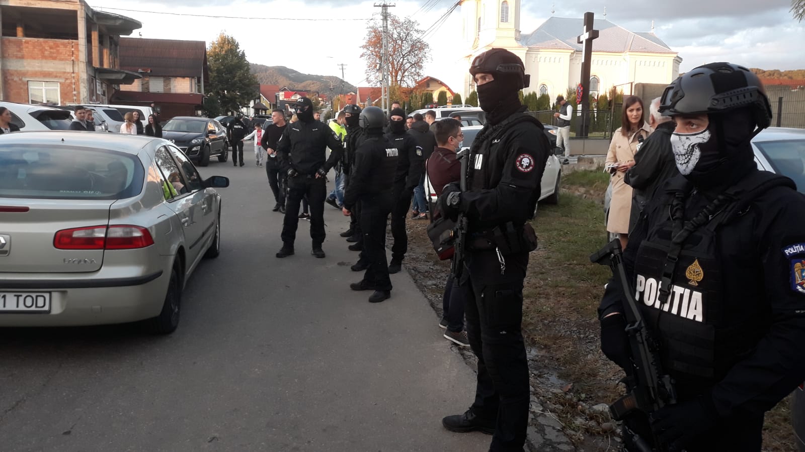 Zeci de percheziții în județul vecin. Un avocat și notari au lăsat oamenii fără case
