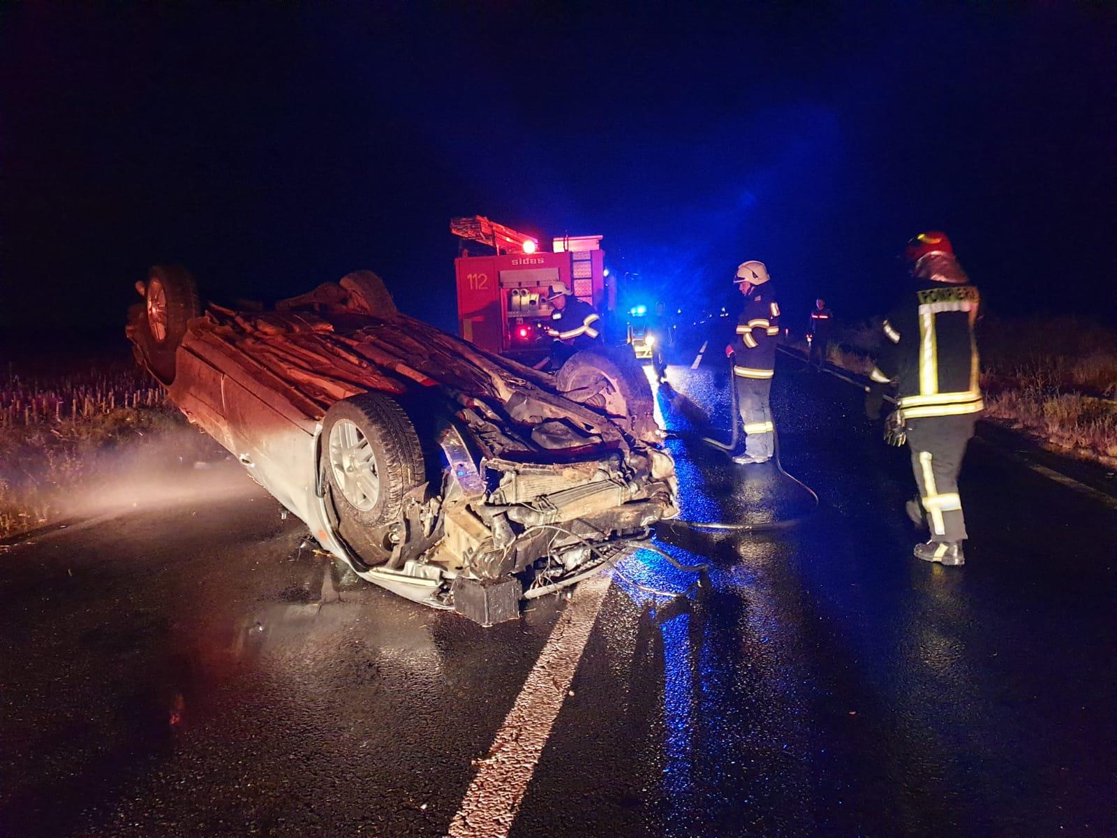 FOTO. Un tânăr (22 ani) s-a răsturnat cu mașina pe DN19, în județul Satu Mare. Premiat cu dosar penal