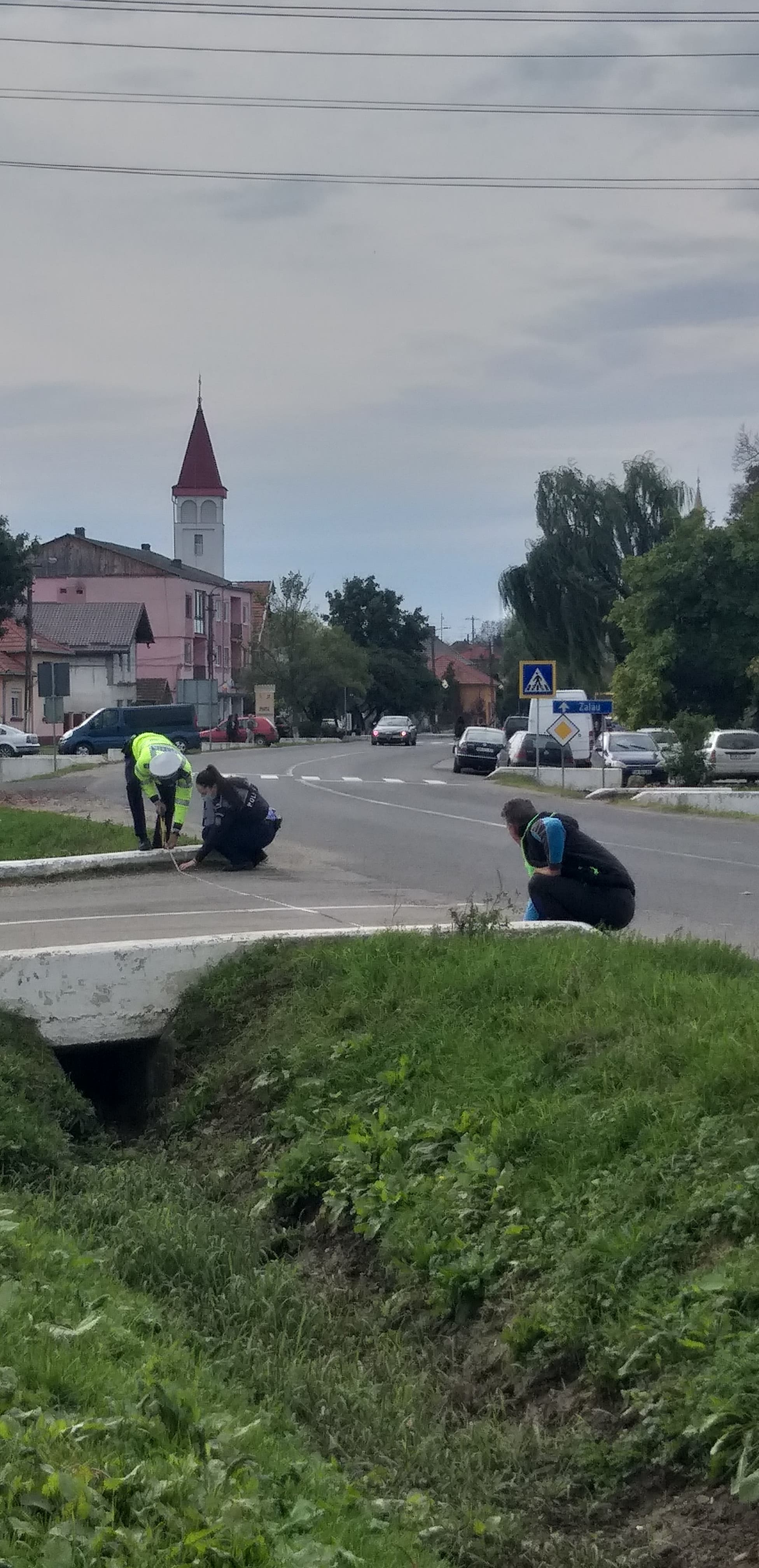 ARDUD. Beat și fără permis, a accidentat un pieton și a fugit. Oamenii au sărit să-l bată