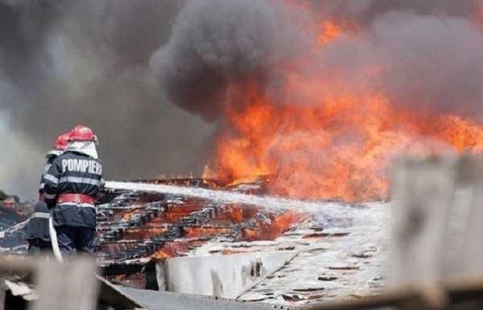 Incendiu în județul Satu Mare. Casă cuprinsă de flăcări
