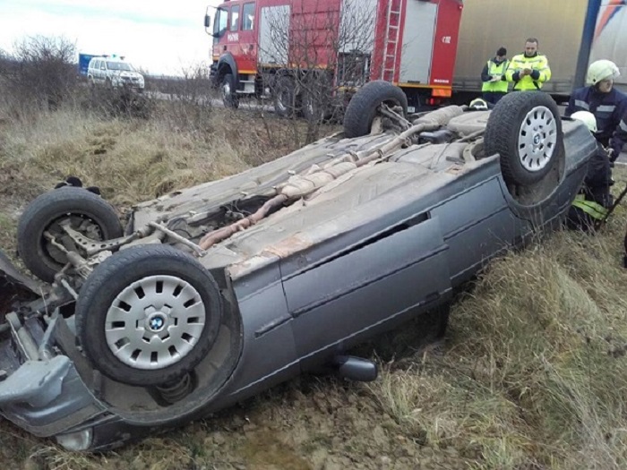 Cu iubita în mașină, un sătmărean beat și fără permis, cu Poliția pe urme, a ajuns în șanț