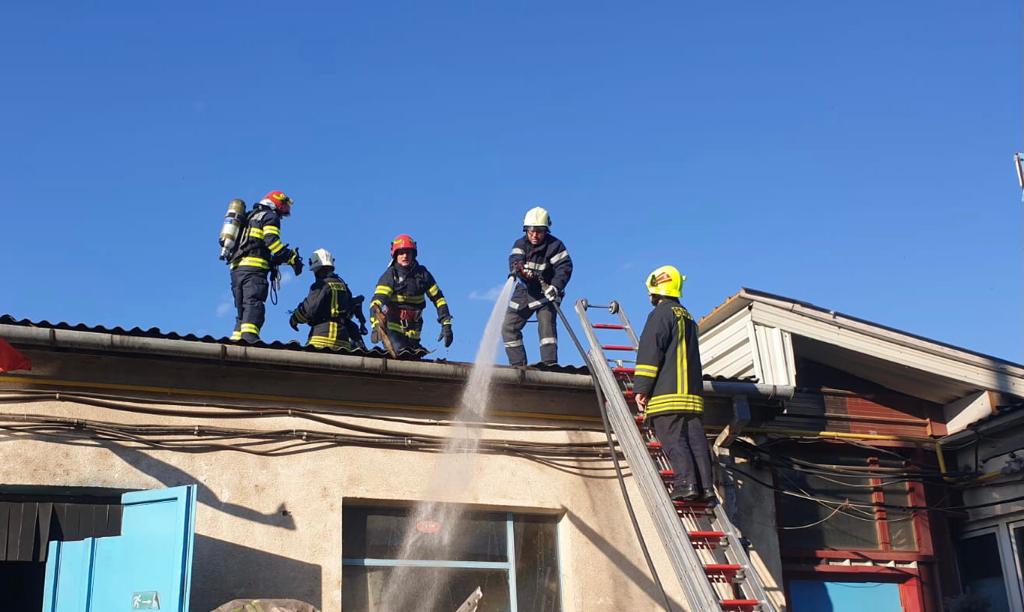 FOTO. Incendiu la o firmă din municipiul Satu Mare. Au intervenit pompierii