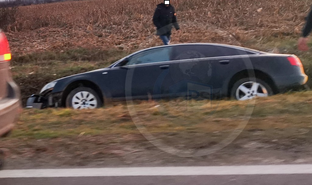 Beat și fără permis, un sătmărean și-a ”parcat” mașina în șanț. Nu a mai apucat să plece, l-au prins polițiștii