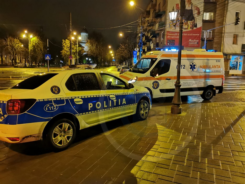 Mașină spartă în spatele Hotelului Aurora, în Satu Mare. Hoțul, prădat de doi tineri :)