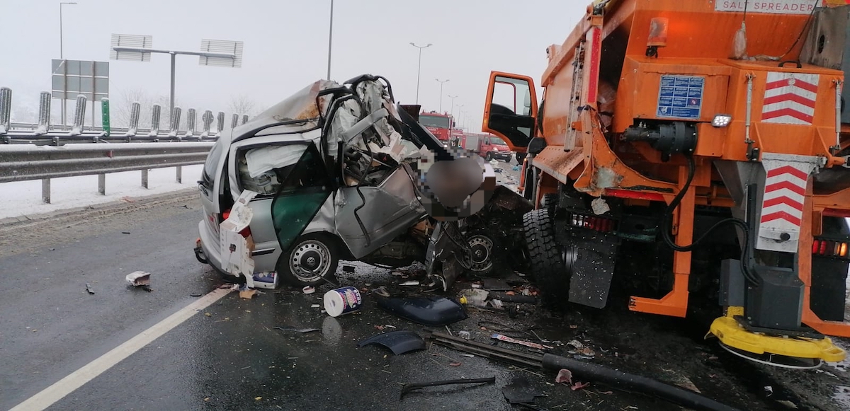 FOTO/VIDEO. Impact între un autoturism și un utilaj pentru deszăpezire. Trei persoane și-au pierdut viața