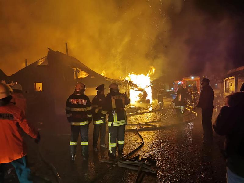 Sărăcie și disperare. Rămas fără curent, un sătmărean a rămas și fără casă, din cauza unei lumânări