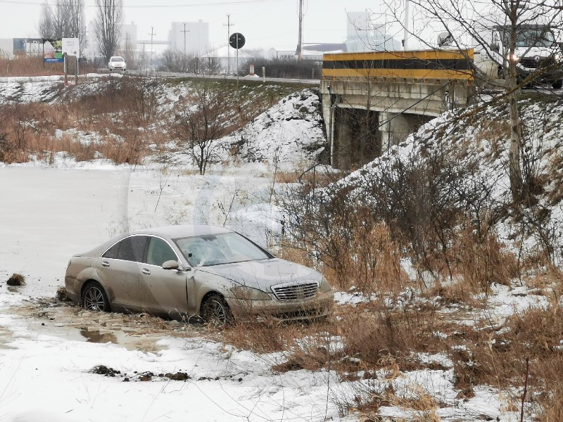 FOTO/VIDEO. Szatmárnémetiben: A jelzőtáblát is kiütötte a sofőrnő