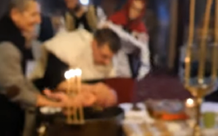 VIDEO. Bebelușul înecat la botez, preotul găsit nevinovat. Medicii spun că a murit de pneumonie