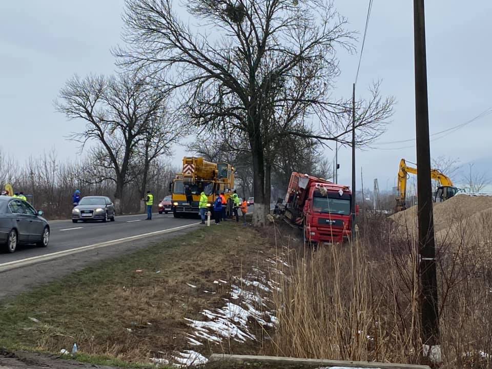 FOTO/VIDEO. Circulație deviată pe DN 1C Satu Mare - Baia Mare. Un TIR a derapat