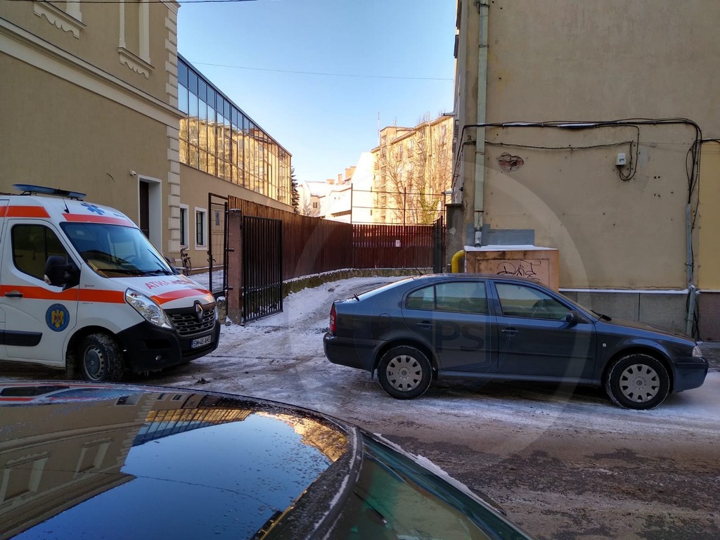 FOTÓ. Két sofőr is akadályozta a mentősök munkáját. A pácienst ölben szállítva kellett a mentőautóba vinni!