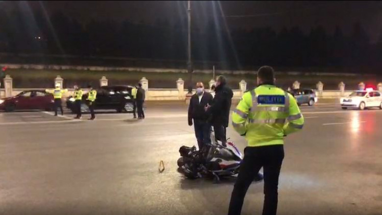 VIDEO. Polițist (30 de ani) decedat. Impact frontal între o motocicletă și o mașină