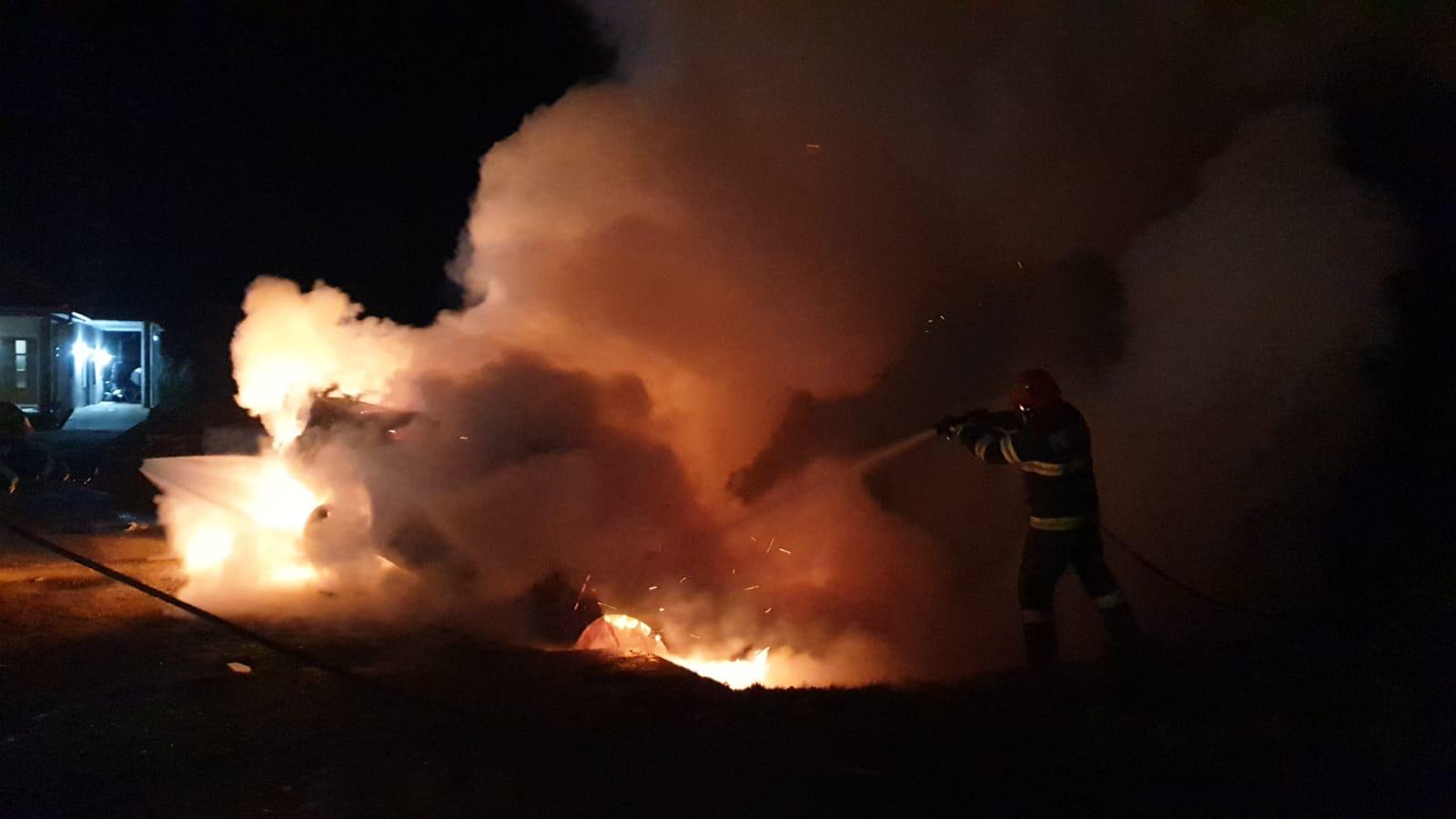 FOTO/VIDEO. Autoturism în flăcări, distrus în totalitate, în județul Satu Mare