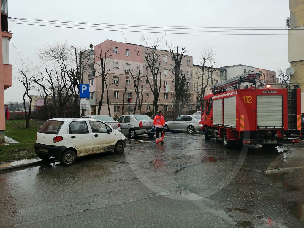 Incendiu într-un bloc din Micro 14, municipiul Satu Mare! O femeie a fost transportată la Urgență