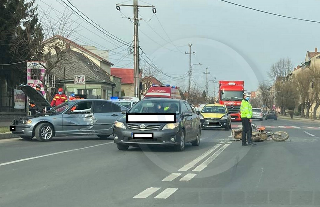 FOTO. Motorost ütött el a BMW–s